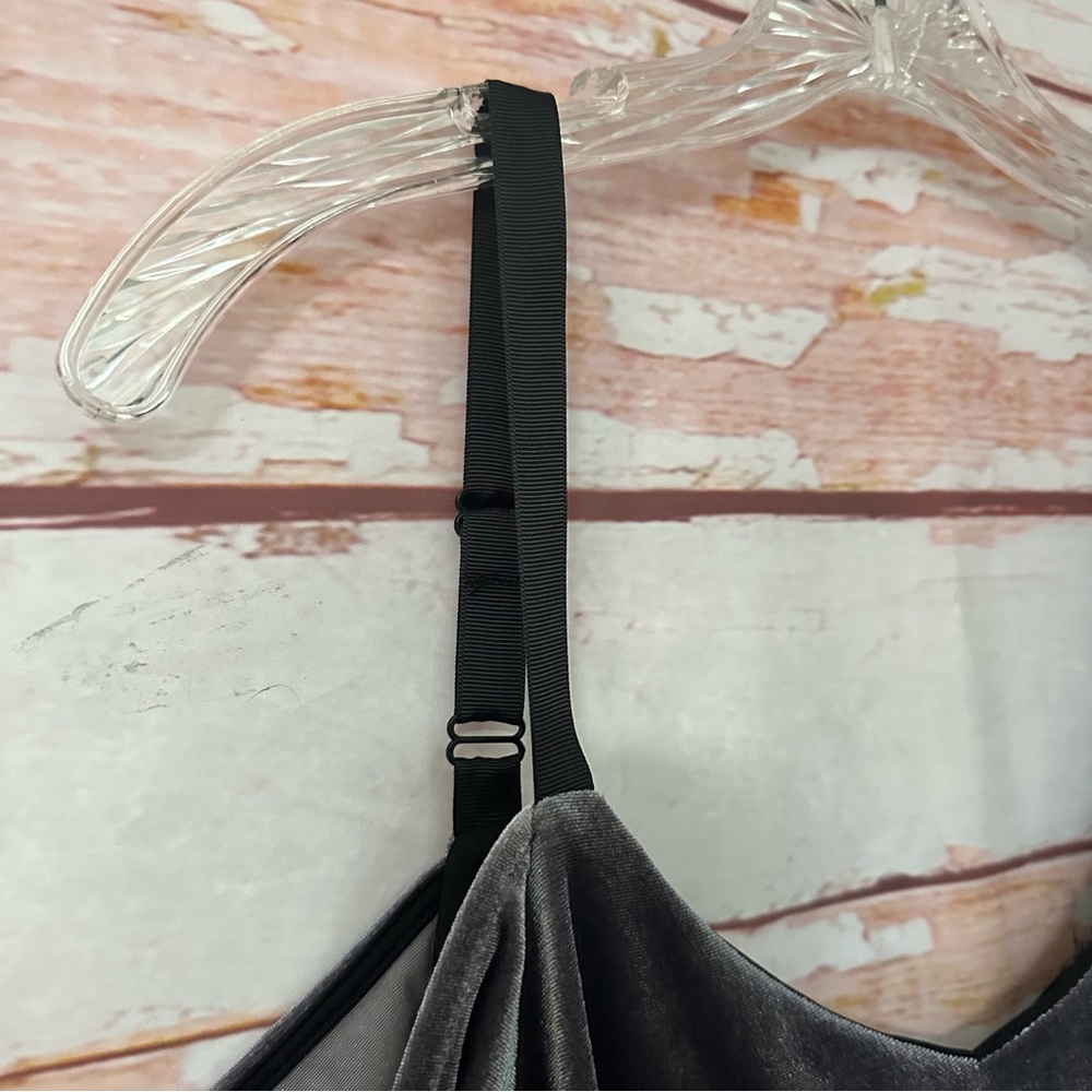 NEW Romeo + Juliet Couture Velvet Open Back Top - Picture 5 of 10